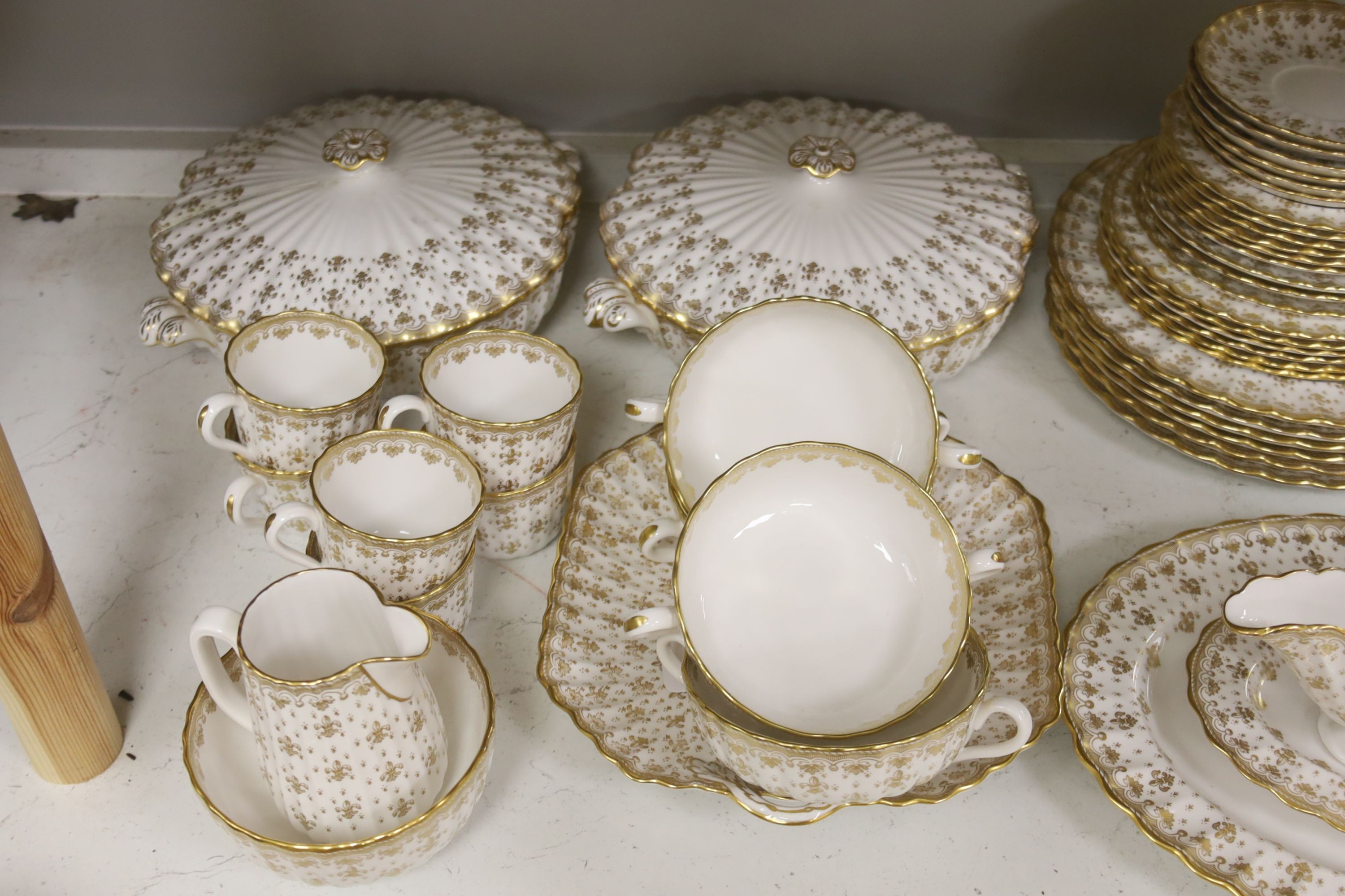 A Spode Fleur de lys dinner and tea set